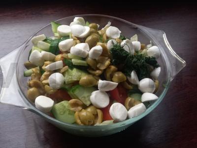 Daržovių salotas su alyvuogėmis ir mocarela Žingsnis 6