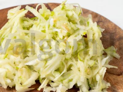 Salotas „Princas“ su obuoliu ir sardinomis Žingsnis 7