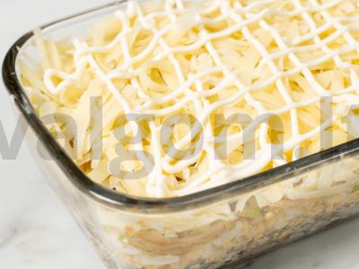 Salotas „Princas“ su obuoliu ir sardinomis Žingsnis 13