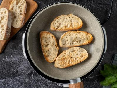 Tostai su varškės sūriu ir marinuotais pomidorais Žingsnis 4