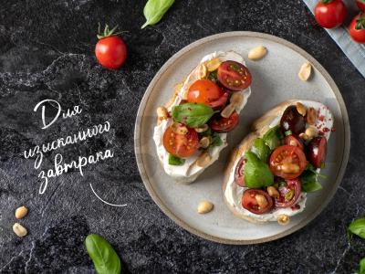 Tostai su varškės sūriu ir marinuotais pomidorais pagrindine nuotrauka