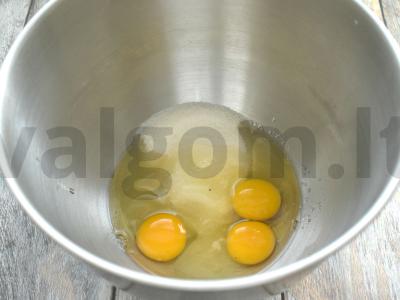 Šarlotė su grietine ir ananasais Žingsnis 1