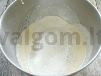 Šarlotė su grietine ir ananasais Žingsnis 3