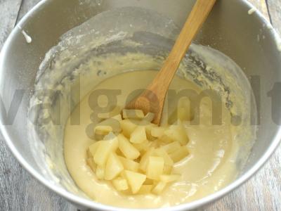 Šarlotė su grietine ir ananasais Žingsnis 4