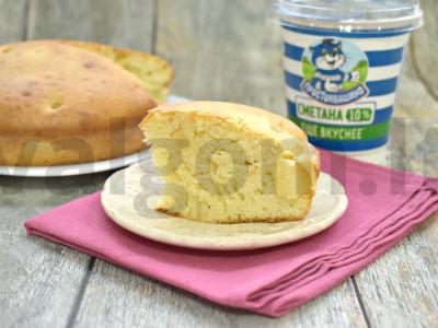 Šarlotė su grietine ir ananasais pagrindine nuotrauka