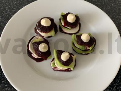 Burokėlių ir avokadų užkandis pagrindine nuotrauka