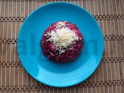 Burokėlių salotas su sūriu, česnaku ir grietine pagrindine nuotrauka