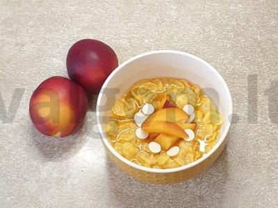 Kruopos su vaisių sultimis ir nektarinu pagrindine nuotrauka