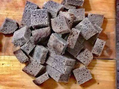 Omletas su Borodino duona ir vištienos krūtinėle Žingsnis 1