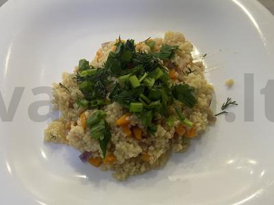 Kuskusas su daržovėmis ir žolelėmis pagrindine nuotrauka