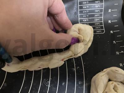 Sluoksniuotos „Sraigės“ su vyšniomis Žingsnis 5