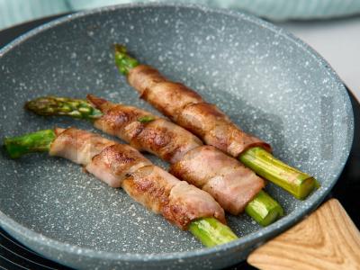 Žalioji šparaginė pupelė su bekonu keptuvėje Žingsnis 2