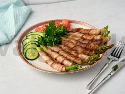 Žalioji šparaginė pupelė su bekonu keptuvėje pagrindine nuotrauka