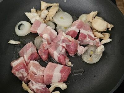 Bulvės su mėsa ir grybais, paruoštos orkaitėje Žingsnis 3