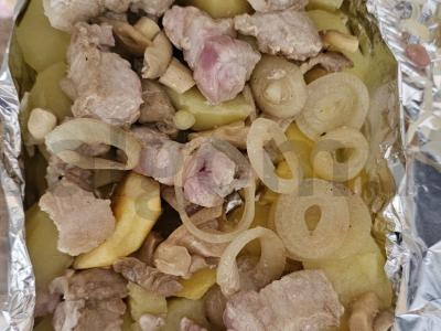 Bulvės su mėsa ir grybais, paruoštos orkaitėje Žingsnis 4