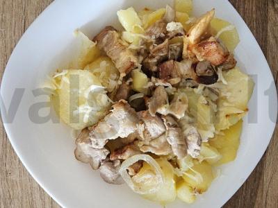 Bulvės su mėsa ir grybais, paruoštos orkaitėje pagrindine nuotrauka