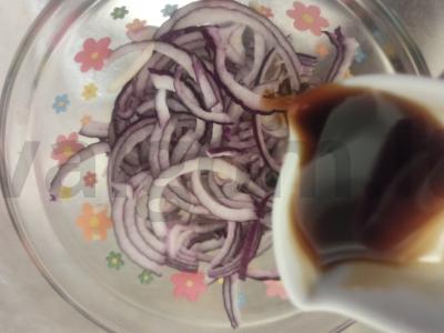 Marinuoti raudonieji svogūnai su sojų padažu ir prieskoniais Žingsnis 2