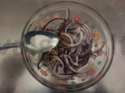 Marinuoti raudonieji svogūnai su sojų padažu ir prieskoniais Žingsnis 3