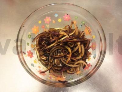 Marinuoti raudonieji svogūnai su sojų padažu ir prieskoniais Žingsnis 6