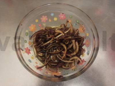 Marinuoti raudonieji svogūnai su sojų padažu ir prieskoniais pagrindine nuotrauka