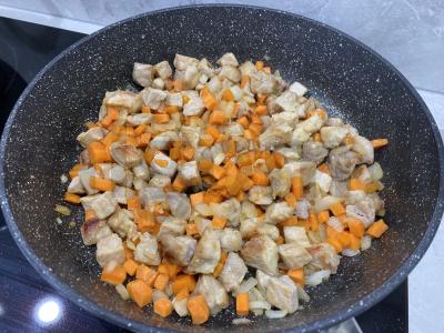 Troškinta kiauliena pomidorų padaže su svogūnais ir morkomis Žingsnis 6