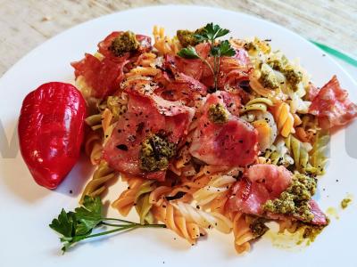 Makaronai su bekonu ir pesto padažu pagrindine nuotrauka