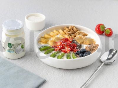 Vaisių jogurto dubuo su žemės riešutų pasta pagrindine nuotrauka