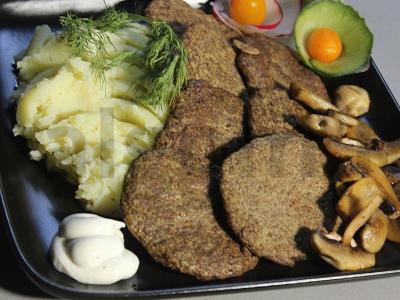 Kalakutienos kepenų blynai su bulvių koše, grybais ir daržovėmis pagrindine nuotrauka