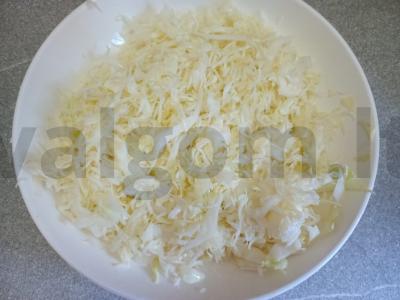 Kopūstų salotos su morkomis, agurkais ir actu Žingsnis 1