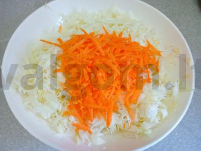Kopūstų salotos su morkomis, agurkais ir actu Žingsnis 2