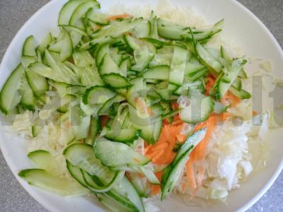 Kopūstų salotos su morkomis, agurkais ir actu Žingsnis 3