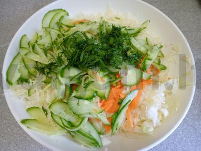 Kopūstų salotos su morkomis, agurkais ir actu Žingsnis 4