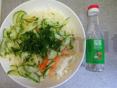 Kopūstų salotos su morkomis, agurkais ir actu Žingsnis 5