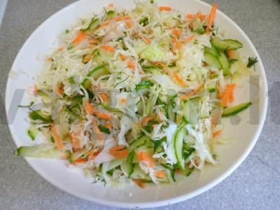 Kopūstų salotos su morkomis, agurkais ir actu Žingsnis 6
