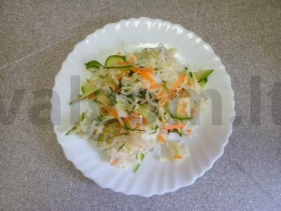 Kopūstų salotos su morkomis, agurkais ir actu pagrindine nuotrauka