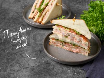 Klubinis sumuštinis su ikrų padažu pagrindine nuotrauka