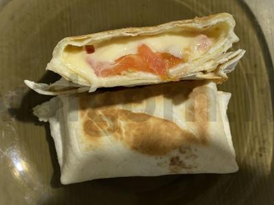 Tortilija su sūriu ir pomidoru pusryčiams pagrindine nuotrauka