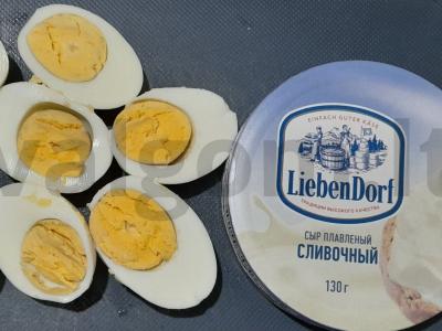 Įdaryti kiaušiniai su lydytu sūriu Žingsnis 2