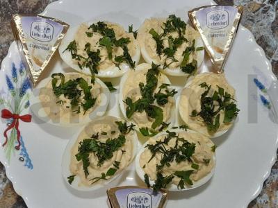 Įdaryti kiaušiniai su lydytu sūriu pagrindine nuotrauka