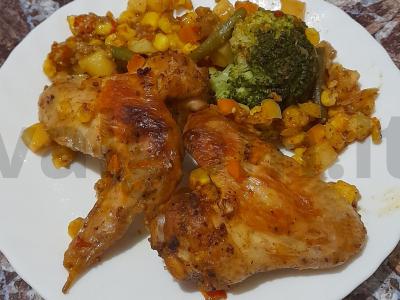 Kepti sparneliai su daržovėmis kaimišku stiliumi pagrindine nuotrauka