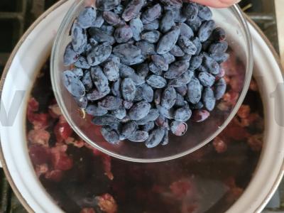 Kompotas su vyšniomis, šilauogėmis ir žaliu obuoliu Žingsnis 1