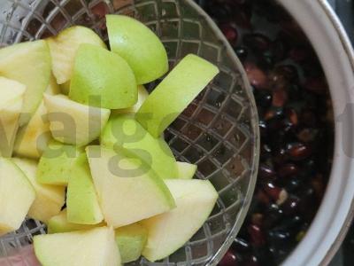 Kompotas su vyšniomis, šilauogėmis ir žaliu obuoliu Žingsnis 2