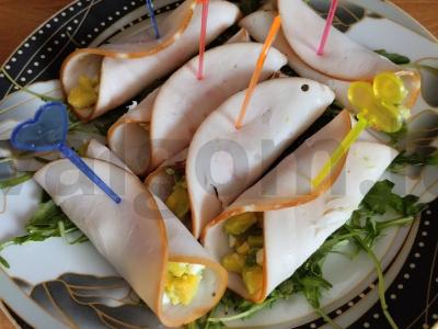 Užkandis iš filė ritinėlio su kiaušiniu ir avokadu pagrindine nuotrauka