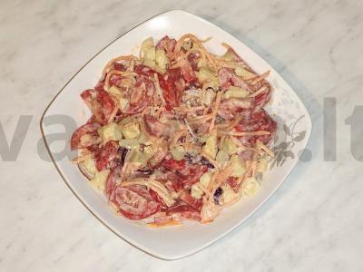 Salotas su pomidorais „Raudonasis komjaunuolis“ pagrindine nuotrauka