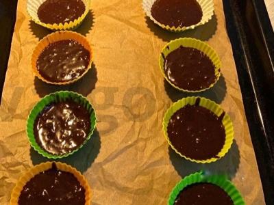 Ruginiai šokoladiniai keksiukai Žingsnis 6