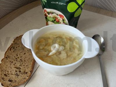 Šviežių kopūstų sriuba pagrindine nuotrauka