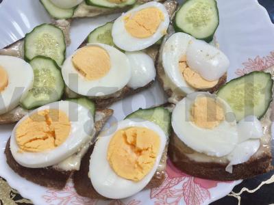 Sumuštiniai su šprotų ir agurku Žingsnis 3