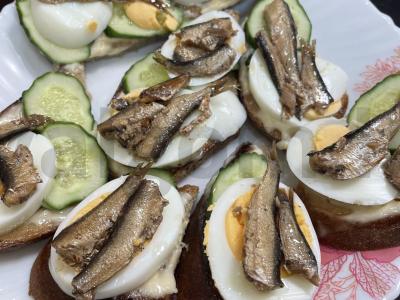 Sumuštiniai su šprotų ir agurku Žingsnis 4