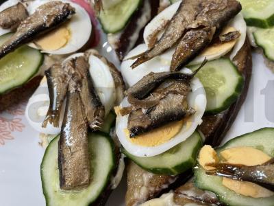 Sumuštiniai su šprotų ir agurku pagrindine nuotrauka