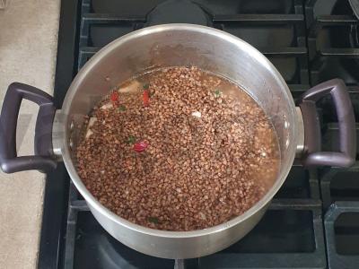 Kvapnus mėsa, troškinta su grikiais ir daržovėmis Žingsnis 4